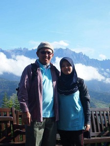 Bersama Isteri di Kinabalu Park Sebelum Mendaki Bersama Isteri di Kinabalu Park sebelum sama-sama mendaki