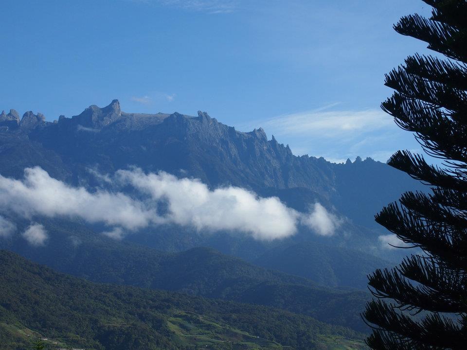 Gunung Kinabalu dari Kinabalu Park The Majestic of Mount Kinabalu from Kinabalu Park