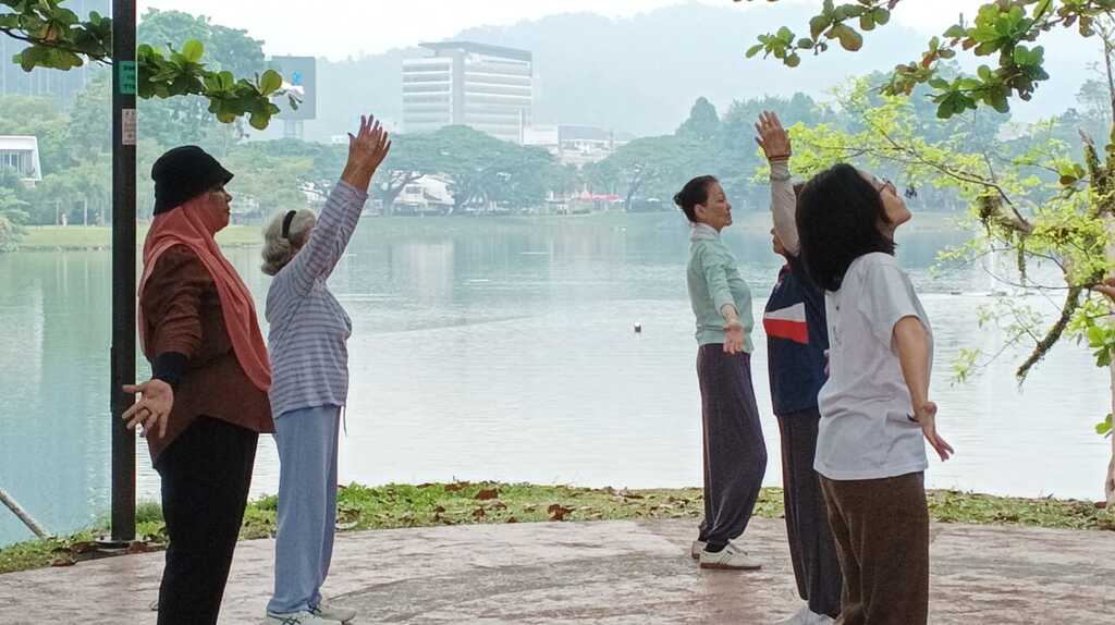 Breathing Practices for Physical and Spiritual Health, Martial Arts and Sufism? 19 The Xi' Gong group begins their breathing practice.